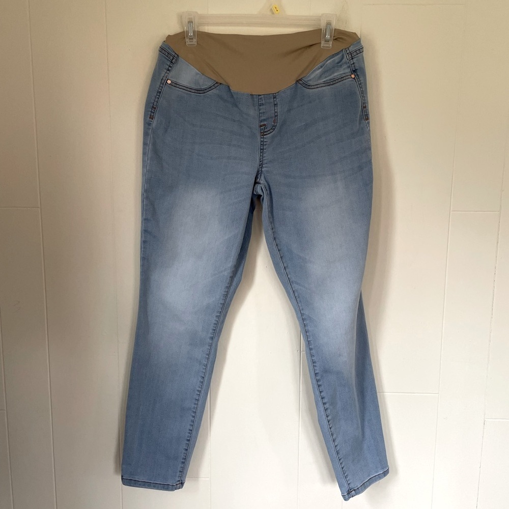 Celebrity Pink Maternity light wash skinny jeans comfort stretch women’s size L